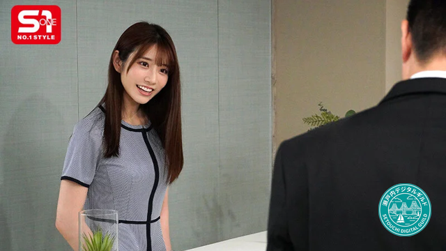 商社の受付嬢として微笑む河北彩伽と、それを見つめる男の背中。オフィスを舞台にした背徳の物語を予感させるサムネイル画像。