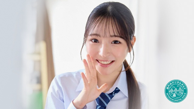 VRレンズ越しに至近距離で応援してくれる、制服姿の笑顔の後輩マネージャー・平山羽那