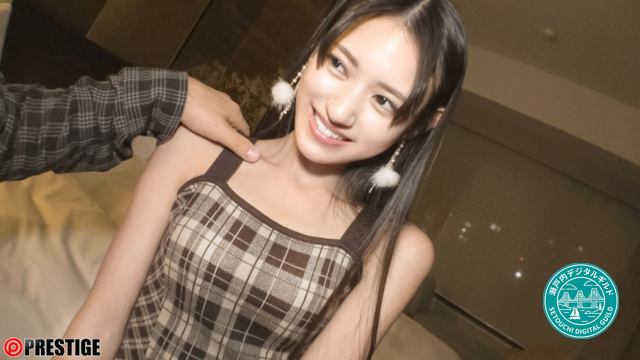 鄙びた温泉宿の一室で、伏せ目がちに寄り添う八掛うみと、その肩を抱く男性。禁断の旅情と背徳感を感じさせる、しっとりとした二人きりの情愛シーン。