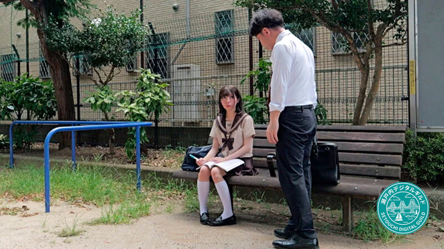 公園のベンチで教師を見つめる制服姿の日向由奈。抗えない大人の腕力に囚われる直前の、繊細で無垢な表情を捉えた一枚。