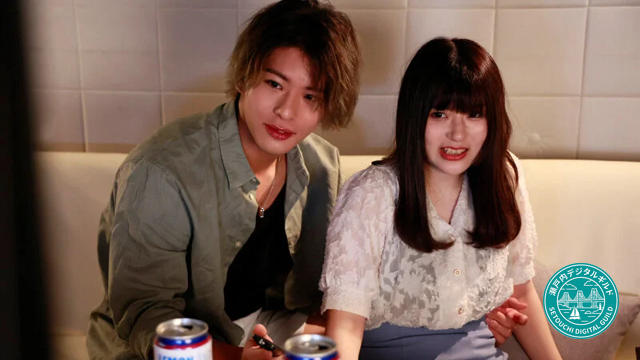 宅飲みの夜、ソファーで寄り添う莉子（さのさとり）と遼（東雲怜弥）。SILK LABO『絶交宣言。』の一場面。