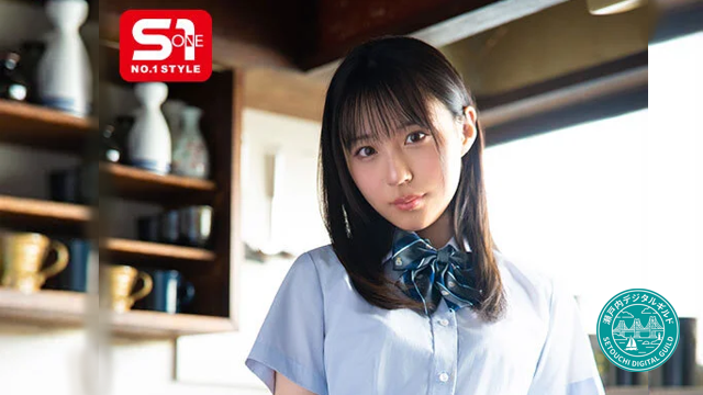 制服姿でこちらを見つめる新木希空。義父との背徳的な生活を感じさせる和室でのワンシーン。