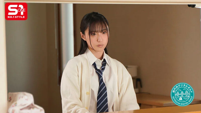 新木希空が演じる清楚な義理の妹。白シャツとカーディガン姿でこちらを見つめる、日常に潜む背徳的なワンシーン。
