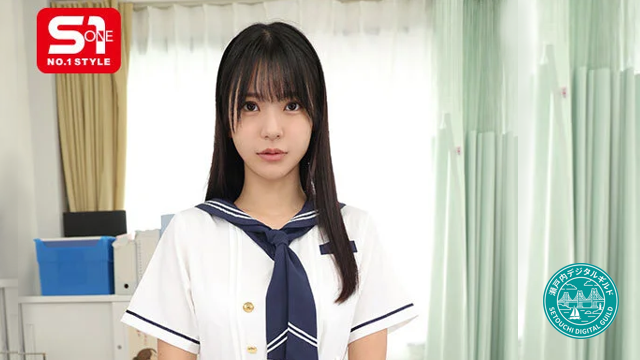 VR作品で清楚な制服姿を披露する浅野こころ。診察室での緊張した表情が印象的なメインカット。