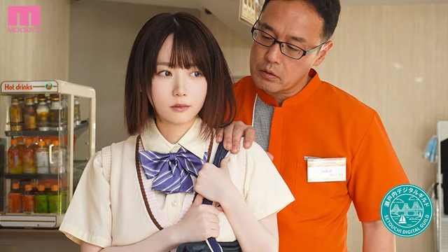 コンビニのバックヤードで店長に肩を掴まれ、絶望的な表情を浮かべる万引き少女役の水卜さくら
