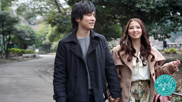 「Filled with you」で再会を喜ぶ友田彩也香と一徹。公園を恋人繋ぎで歩く幸せなデート風景。