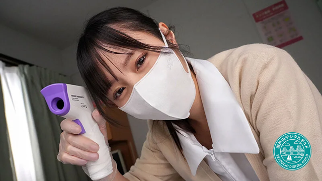 VR作品で患者に体温計を向ける白衣の天使・松井日奈子の至近距離ショット。ナース服とカーディガン姿で微笑む献身的な看護シーン。