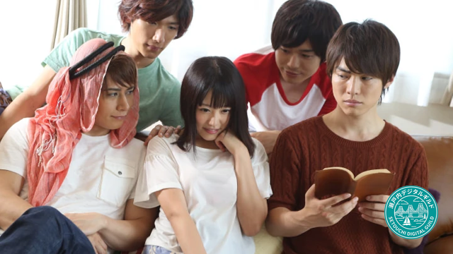失恋女子と男4人のシェアハウス。中央で困惑する浜崎真緒を囲む、一徹、月野帯人ら個性豊かな出演者たち。スイート・トラブル・ハウスの逆ハーレムシーン。